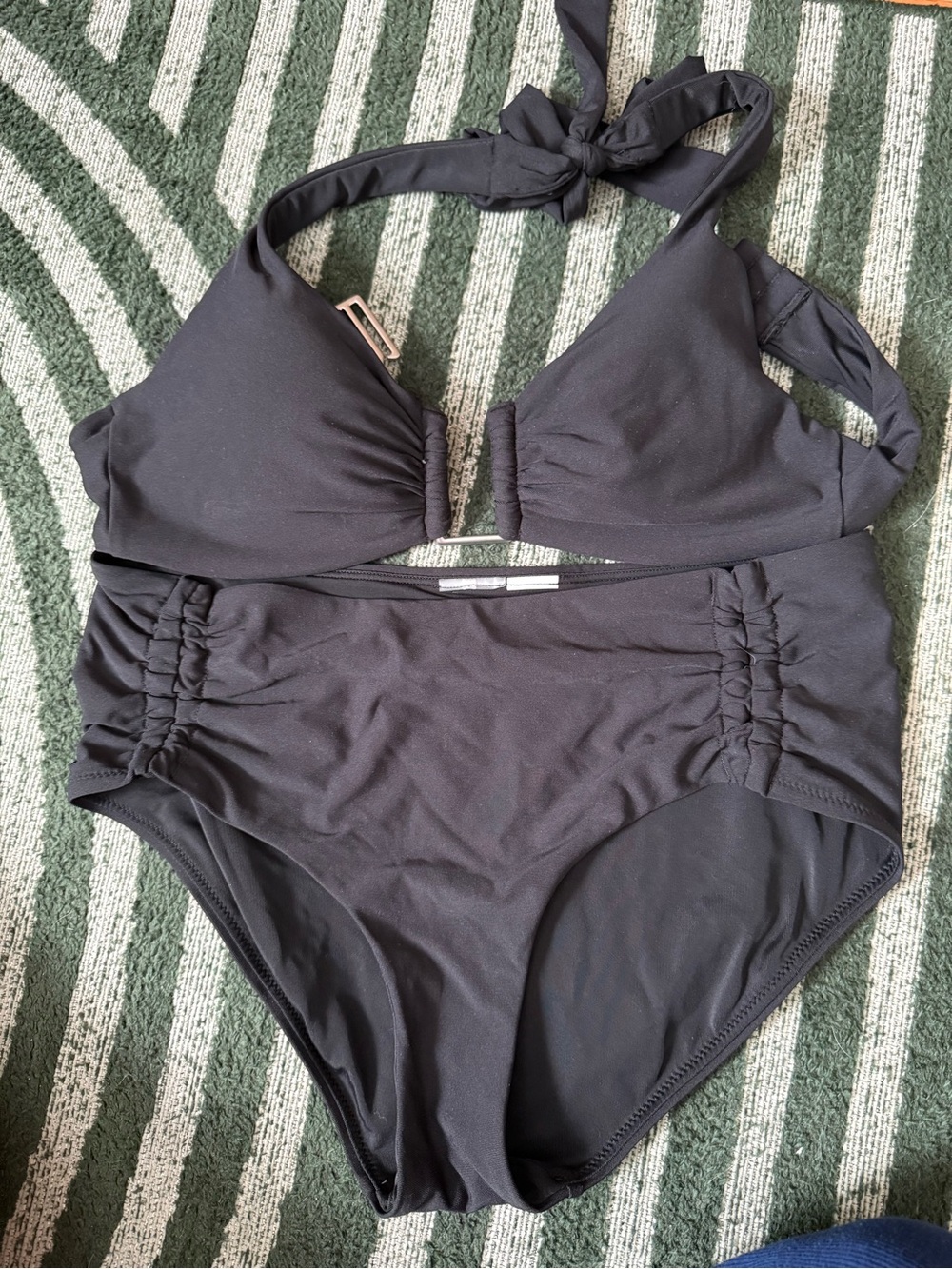 Black High-Waist Bikini Set - Classic Halter Top & Ruched Bottom